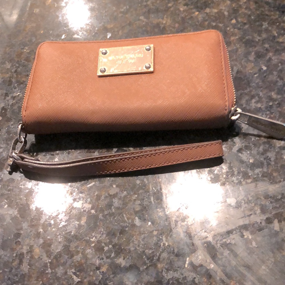 Michael Kors wristlet approx.6.5" X 4" zippered brown beauty. Inner slips, many.